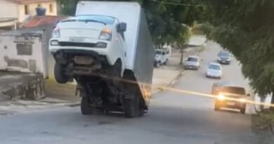 caminhão empinado enquanto subia morro em Poços de Caldas-MG