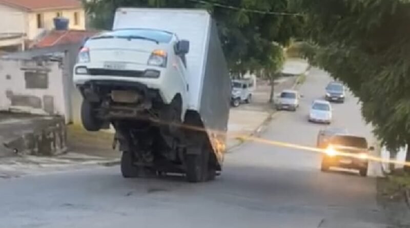 caminhão empinado enquanto subia morro em Poços de Caldas-MG