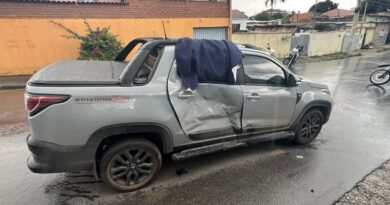 caminhonete atingida por uma moto em cruzamento em Poços de Caldas