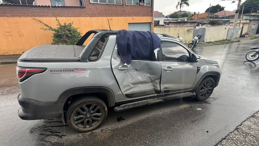 caminhonete atingida por uma moto em cruzamento em Poços de Caldas