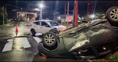 carro capotado em cruzamento da Avenida João Pinheiro, em Poços de Caldas-MG