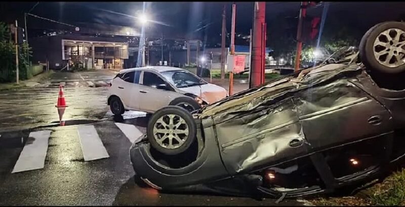 carro capotado em cruzamento da Avenida João Pinheiro, em Poços de Caldas-MG
