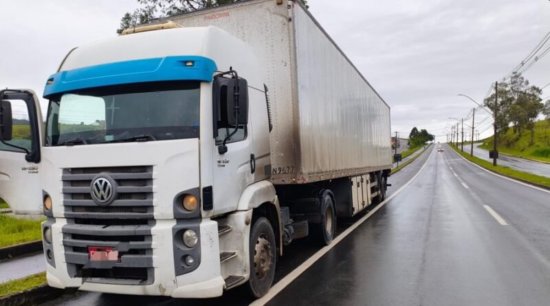 Carreta removida durante fiscalização da Polícia Militar rodoviária com mais de 100 multas
