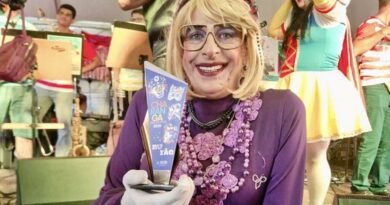 Dolores, uma vovó LGBTQIAPN+ da charanga dos artistas