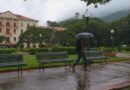 homem com guarda chuva na praça Pedro Sanches em Poços e Caldas-MG