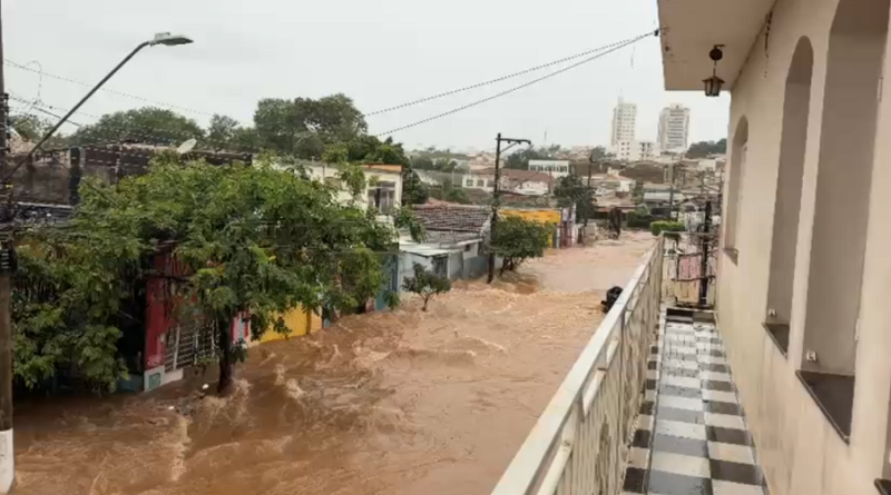 rua alagada após córrego São João em São João da Boa Vista transbordar