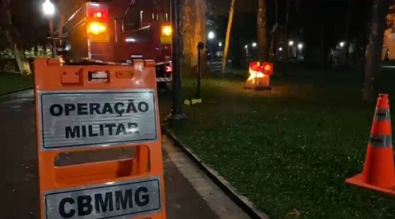 área do parque José Affonso Junqueira isolada para corte de galho de árvore