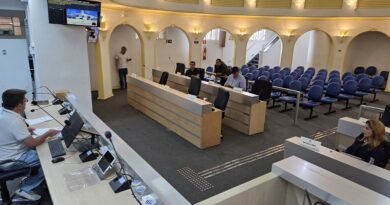 Integrantes da CPI do Centro Administrativo durante reunião no Plenário da Câmara Municipal de Poços de Caldas-MG