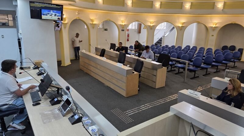 Integrantes da CPI do Centro Administrativo durante reunião no Plenário da Câmara Municipal de Poços de Caldas-MG