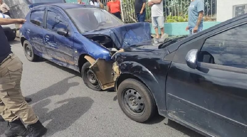 veículo de ex-namorado que tentou invadir casa de ex e fugiu da pm