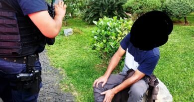 homem com medida restritiva sendo abordado pela GCM