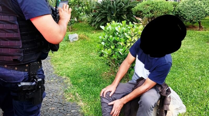 homem com medida restritiva sendo abordado pela GCM