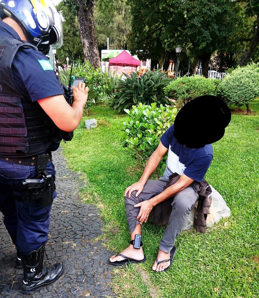 homem com medida restritiva sendo abordado pela GCM