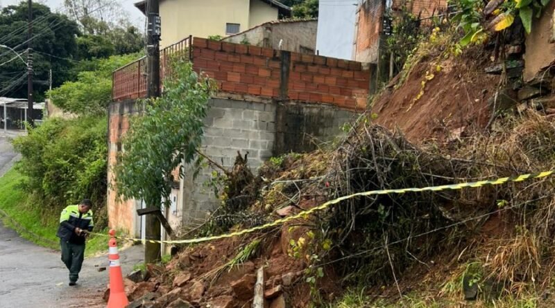 deslizamento de terra em barranco na zona oeste de Poços de Caldas-MG