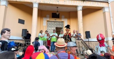 Rei Momo recebe a chave da cidade e comanda a folia até terça-feira