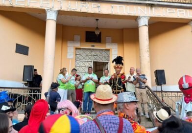 Rei Momo recebe a chave da cidade e comanda a folia até terça-feira