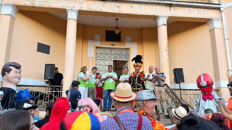 Rei Momo recebe a chave da cidade e comanda a folia até terça-feira