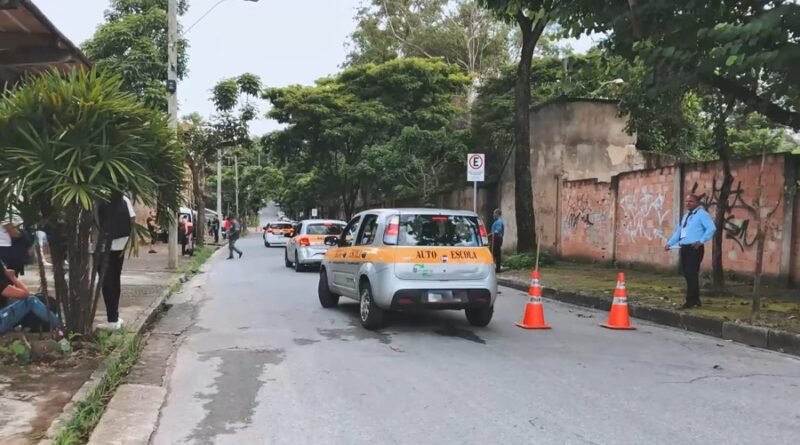 candidatos a CNH fazendo exame de rua