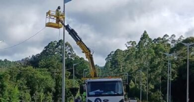 técnicos da epr sul de minas durante instalação de iluminação em trevos de rodovias