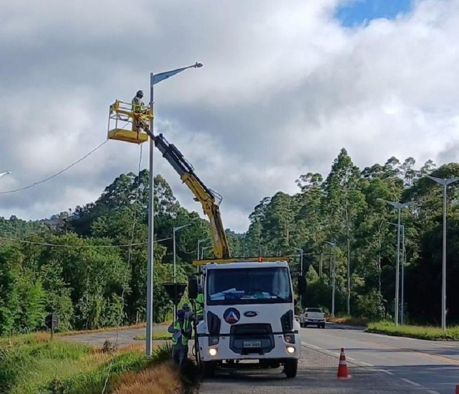 técnicos da epr sul de minas durante instalação de iluminação em trevos de rodovias
