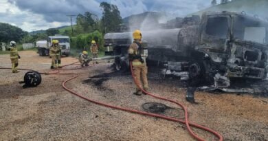 bombeiros combatendo incêndio em um caminhão-tanque em Poços de Caldas-MG