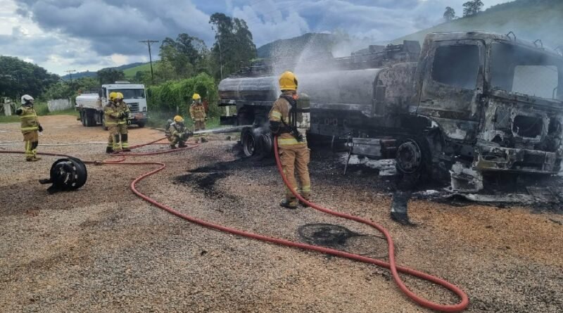 bombeiros combatendo incêndio em um caminhão-tanque em Poços de Caldas-MG