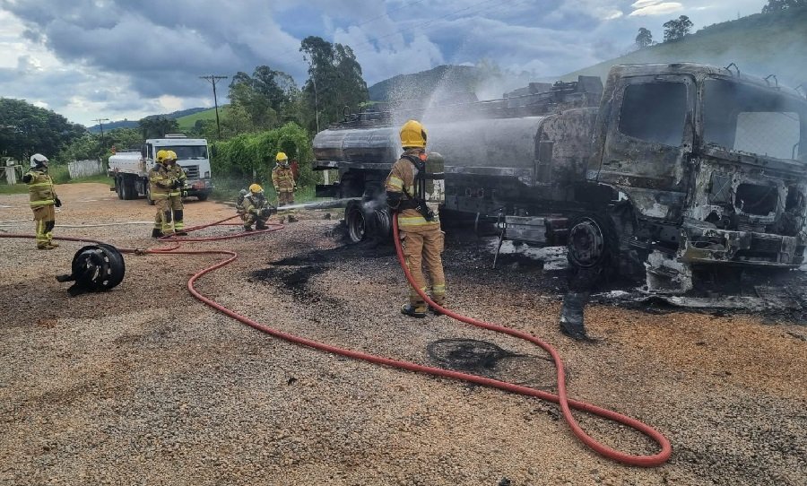 bombeiros combatendo incêndio em um caminhão-tanque em Poços de Caldas-MG