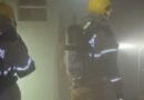bombeiros durante combate incêndio em uma casa no bairro Dom Bosco, em Poços de Caldas-MG