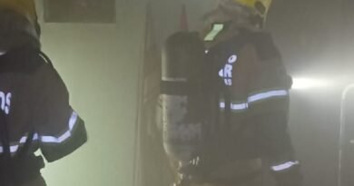 bombeiros durante combate incêndio em uma casa no bairro Dom Bosco, em Poços de Caldas-MG