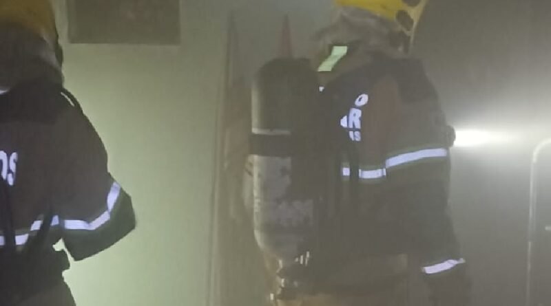 bombeiros durante combate incêndio em uma casa no bairro Dom Bosco, em Poços de Caldas-MG