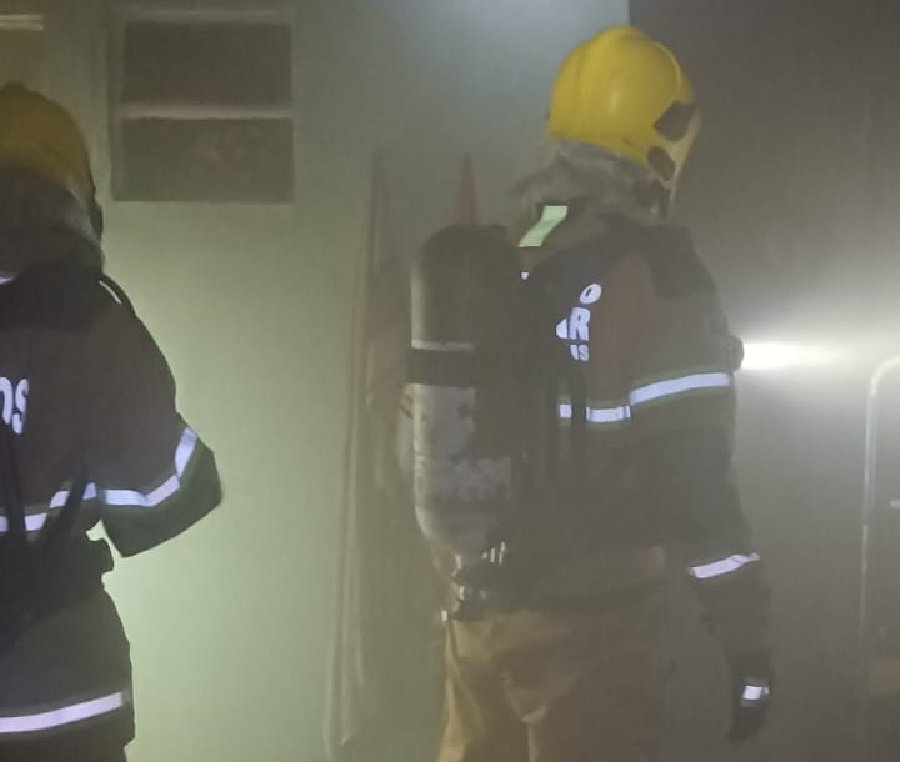 bombeiros durante combate incêndio em uma casa no bairro Dom Bosco, em Poços de Caldas-MG