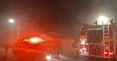 viaturas do Corpo de Bombeiros durante combate a incêndio