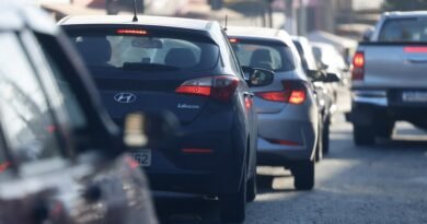 vários veículos circulando em avenida