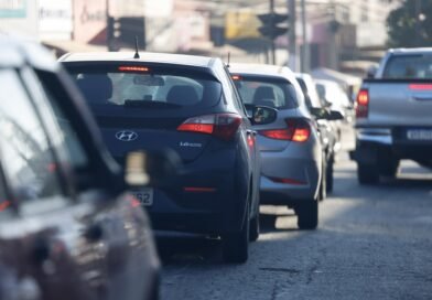 vários veículos circulando em avenida