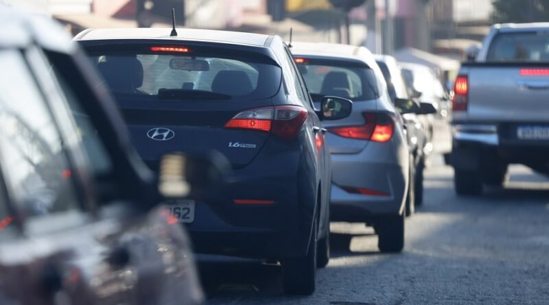 vários veículos circulando em avenida