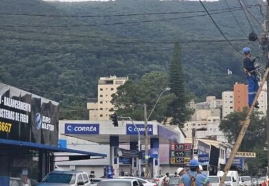 equipes do DME fazendo limpeza de fiação de telecomunicação dos postes de iluminação pública em Poços de Caldas.