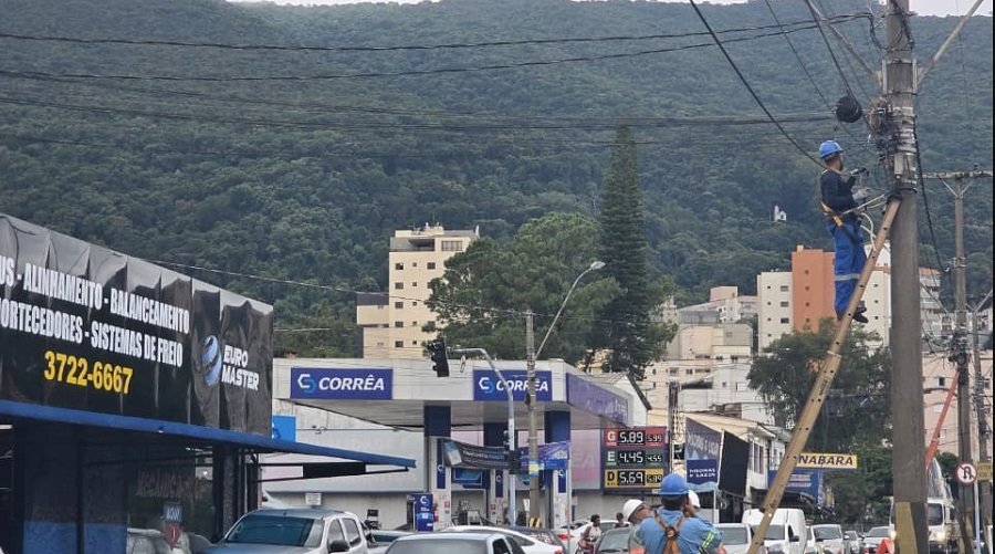 equipes do DME fazendo limpeza de fiação de telecomunicação dos postes de iluminação pública em Poços de Caldas.