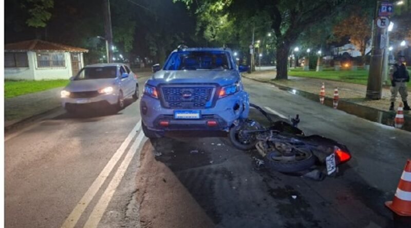 caminhonete que bateu em moto na contramão na rua Junqueiras em Poços de Caldas-Mg