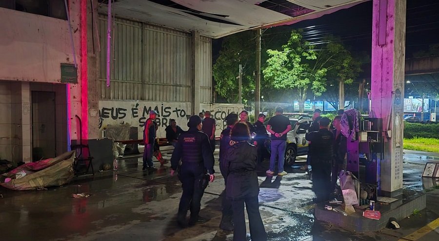 equipes da GCM e Abordagem Social durante ação integrada em posto de combustível desativado em Poços de Caldas-MG