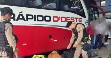 policiais militares durante uma operação no terminal rodoviário de Poços de Caldas-MG