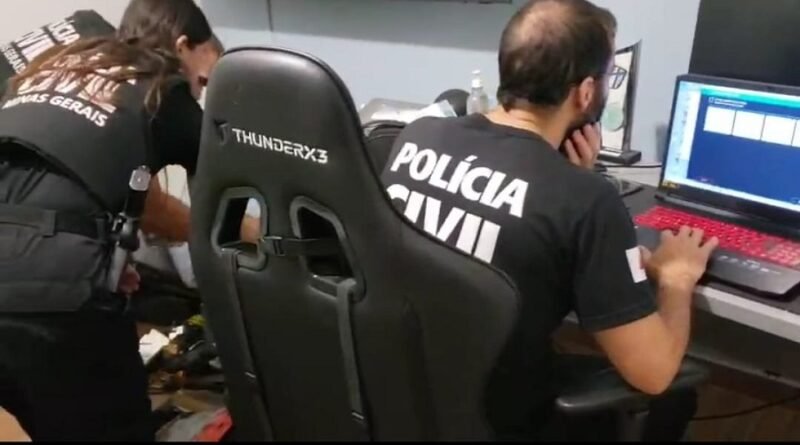 Policiais Civis durante o cumprimento de mandados da operação rastro virtual em Cabo Verde-MG