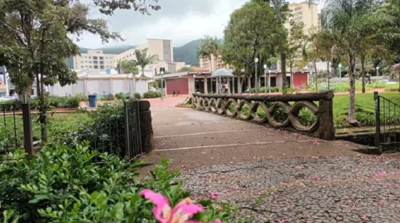 ponte da felicidade na praça Dom Pedro II em Poços de Caldas