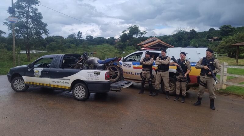 equipes da PM durante a prisão de foragidos da justiça em Andradas-MG
