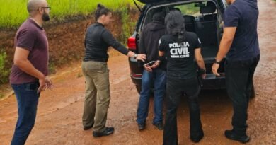 Policiais civis conduzindo mulher suspeita de matar o próprio marido