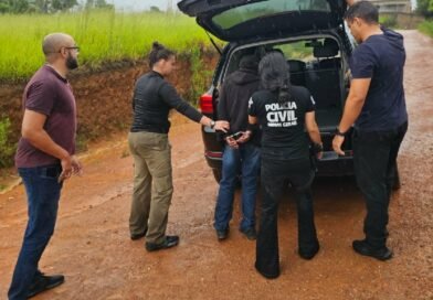 Policiais civis conduzindo mulher suspeita de matar o próprio marido