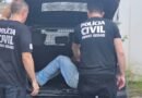 policiais civis colocando suspeito de tentativa de homicídio na viatura