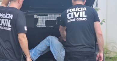 policiais civis colocando suspeito de tentativa de homicídio na viatura