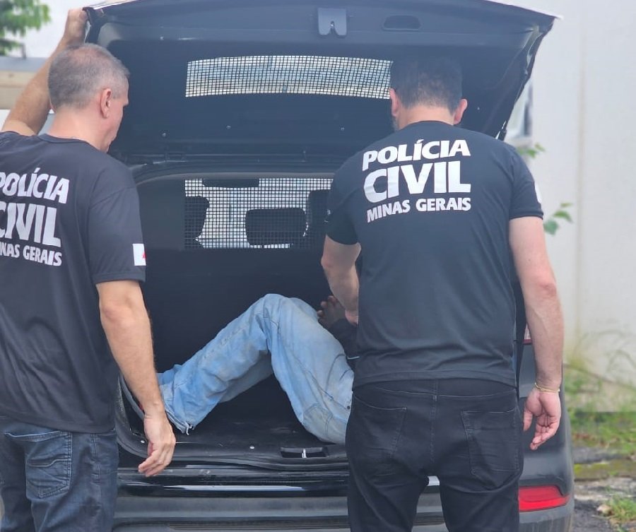 policiais civis colocando suspeito de tentativa de homicídio na viatura