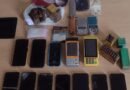 celulares, drogas, maquinas de cartão e balanças apreendidas pela PM