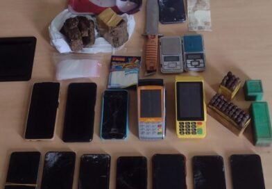 celulares, drogas, maquinas de cartão e balanças apreendidas pela PM